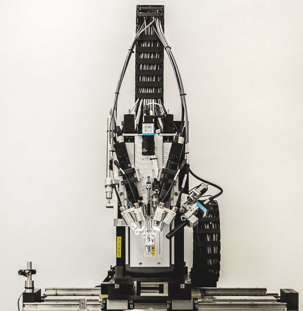 Fios da Neuralink seriam inseridos no cérebro por um sistema robótico que funciona de maneira semelhante a uma máquina de costura (Foto: Neuralink)
