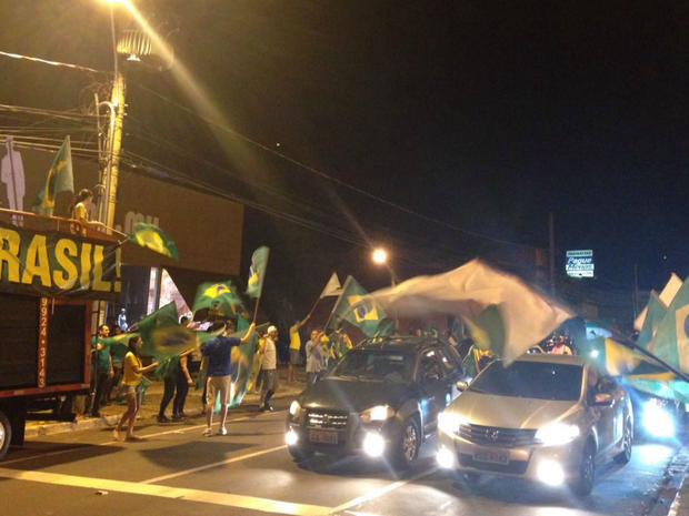 Manifestantes adesivam carros na capital de MS contra governo federal (Foto: Gustavo Arakaki/ TV Morena)