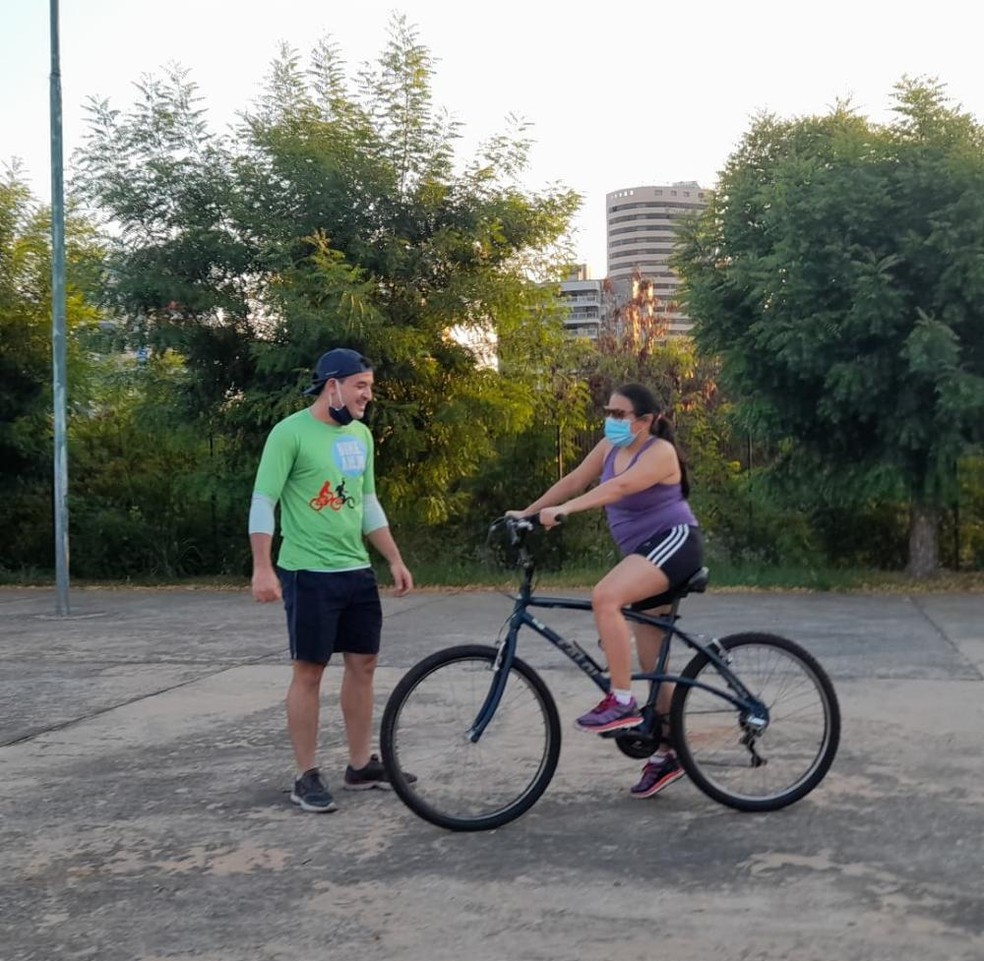 Mãe supera trauma após 20 anos e reaprende a andar de bicicleta para incentivar filha a pedalar no Piauí — Foto: Reprodução