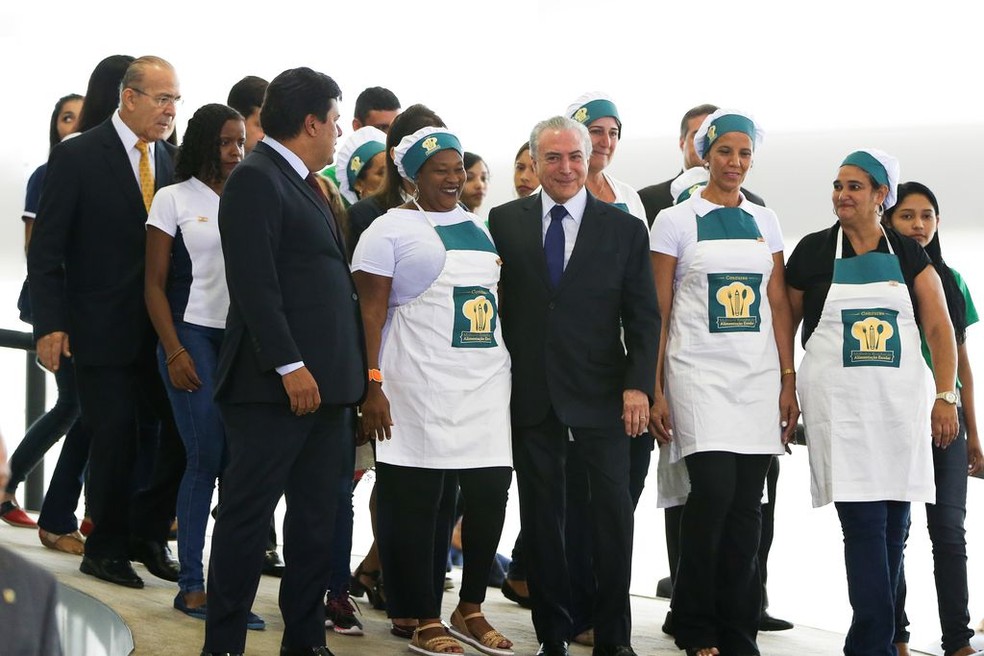 O presidente Michel Temer com merendeiras no Palácio do Planalto, durante anúncio de recursos para o Programa Nacional de Alimentação Escolar, em fevereiro de 2017 (Foto: Marcelo Camargo/Agência Brasil)