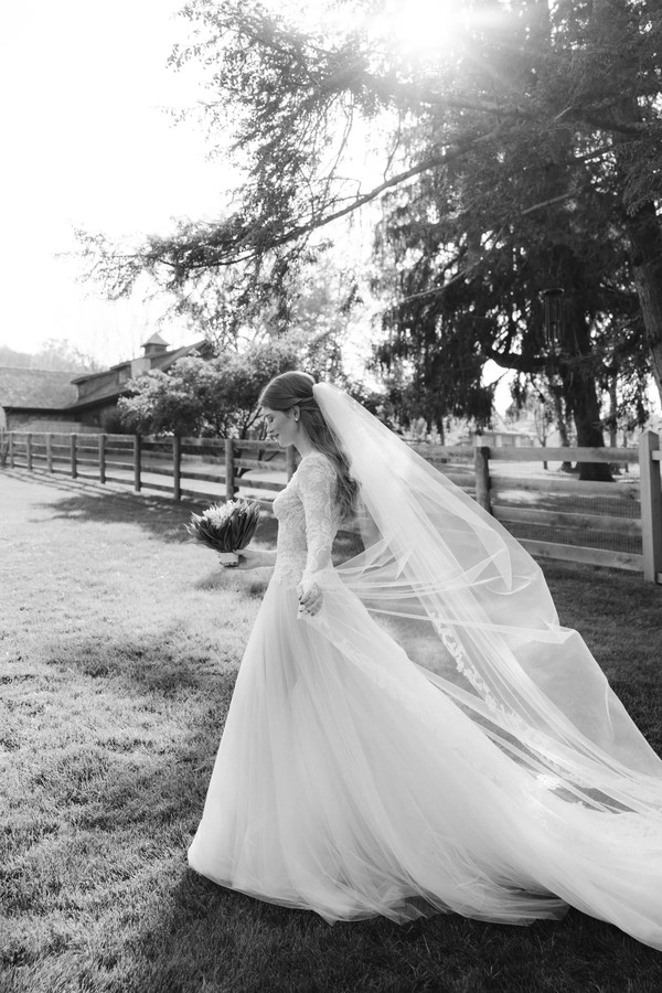 O casamento aconteceu na fazenda de Jenn e Nayel em Westchester County, Nova York (Foto: Reprodução Vogue/ @allanzepedaphoto)