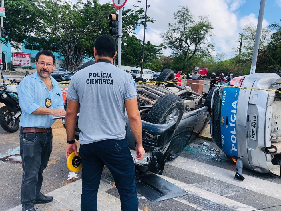 Instituto de Criminalística foi acionado para investigar causas de acidente envolvendo viatura da PM no Recife — Foto: Thiago Augustto/TV Globo