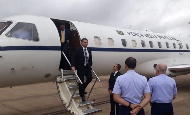 O presidente Jair Bolsonaro desembarca em avião da FAB 