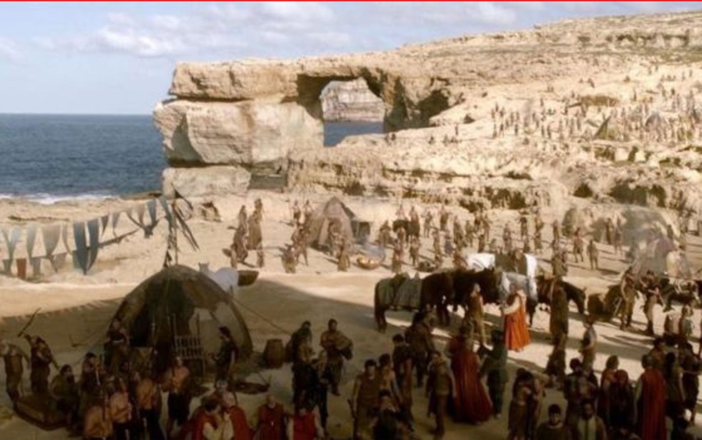 Cena do primeiro episódio de 'Game of Thrones', com a Janela Azul ao fundo (Foto: Reprodução/HBO)