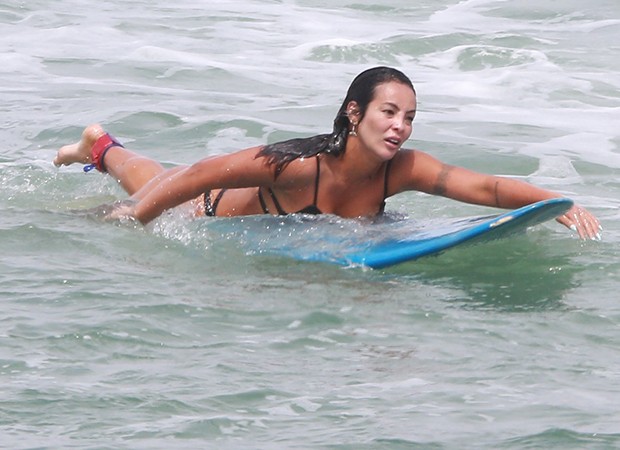 Carol Nakamura surfa na praia de Grumari (Foto: Dilson Silva/ AgNews)