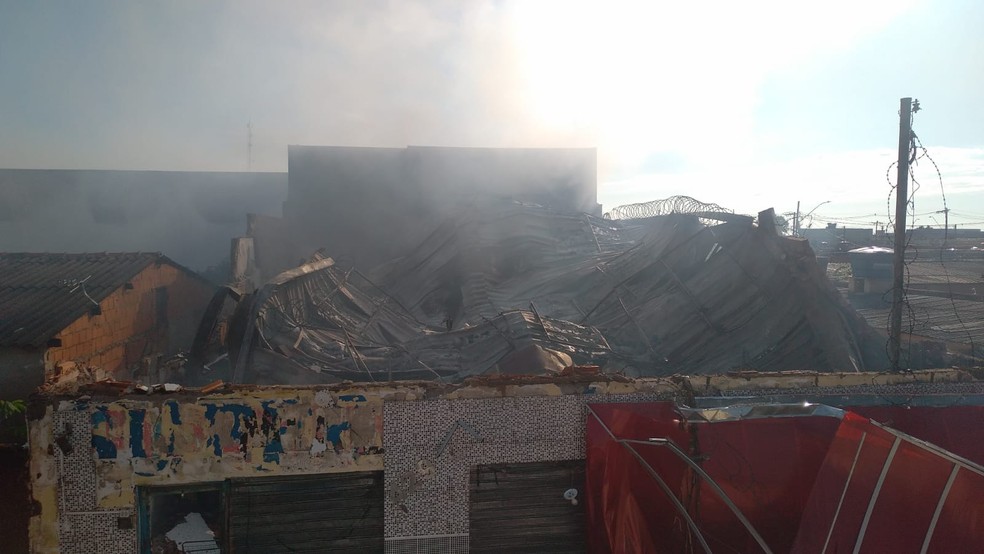 Teto do supermercado no Bairro Dom Almir desabou após incêndio — Foto: Corpo de Bombeiros/Divulgação