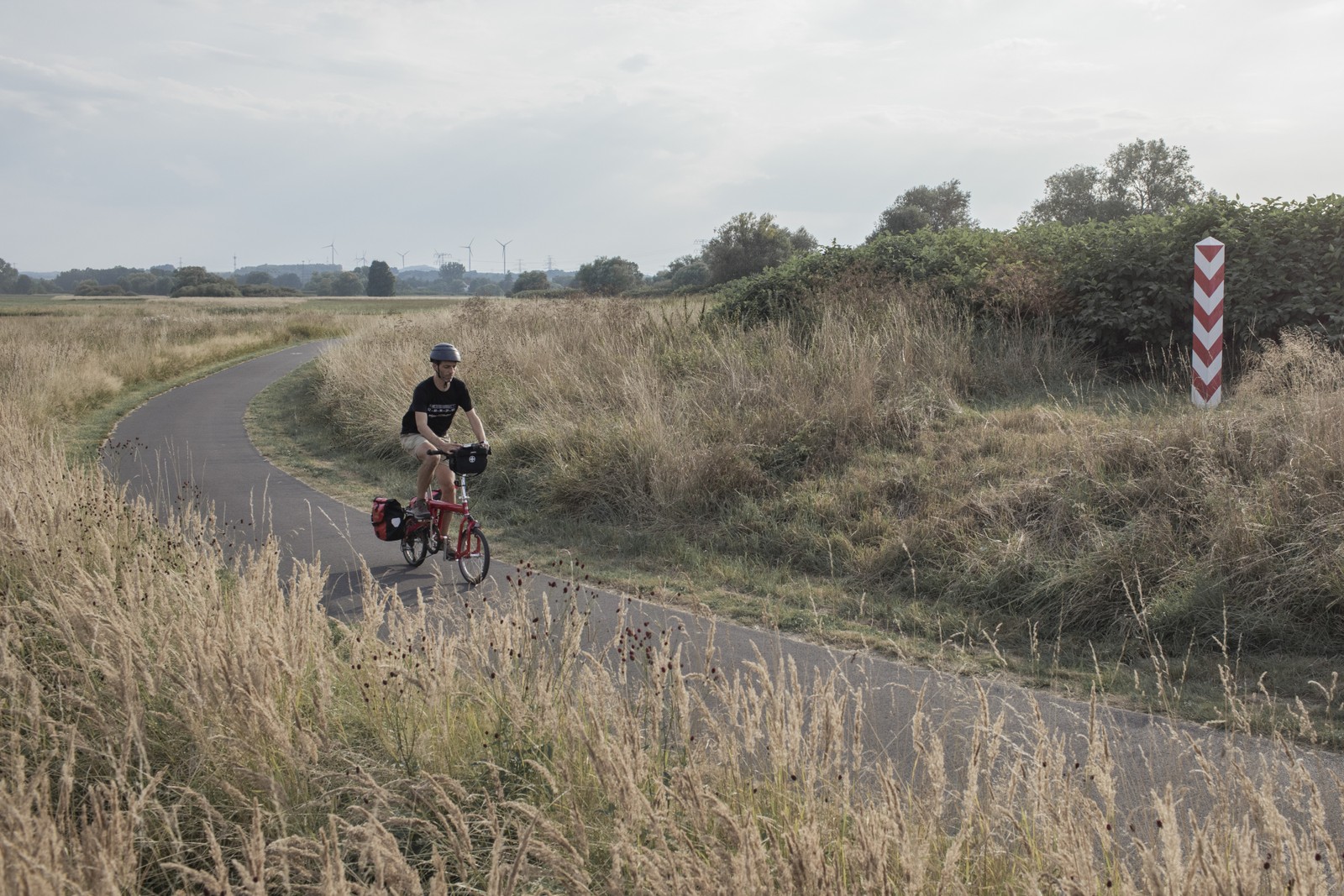 Jon Worth pedala pela fronteira polonesa-alemã entre Hagenwerder, na Alemanha, e Zgorzelec, na Polônia — Foto: Emile Ducke/The New York Times