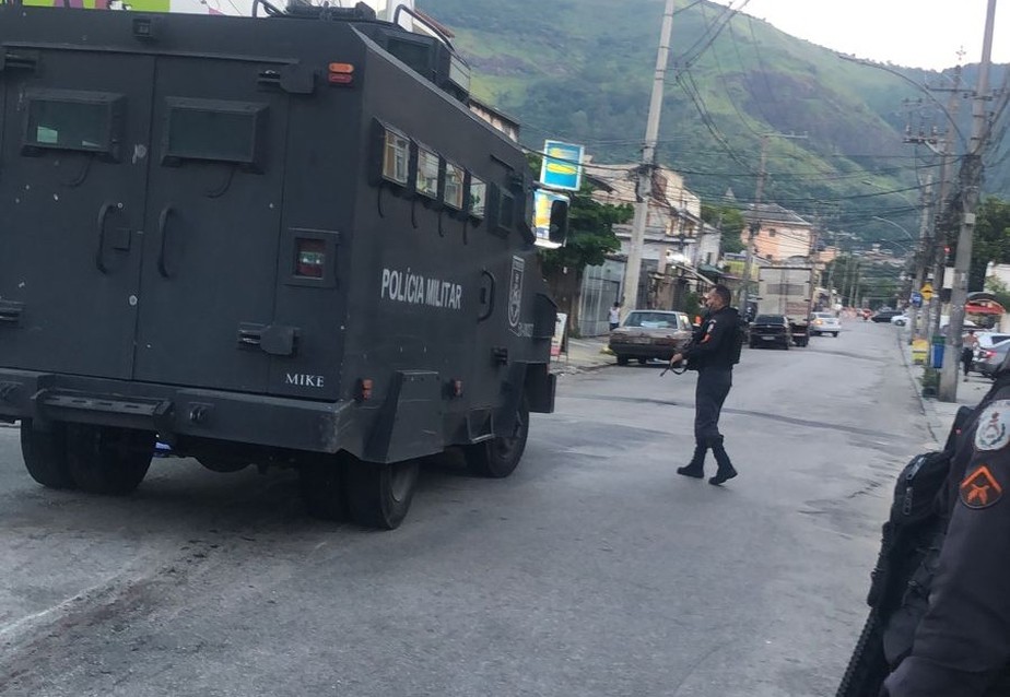 Policiais do 3º BPM em patrulhamento na Rua Clarimundo de Melo, em Quintino, Zona Norte do Rio