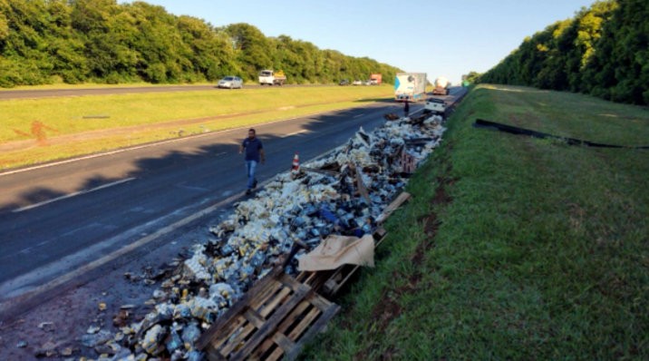 Caminhão carregado com carga de cerveja tomba na rodovia SP-310 em Araraquara