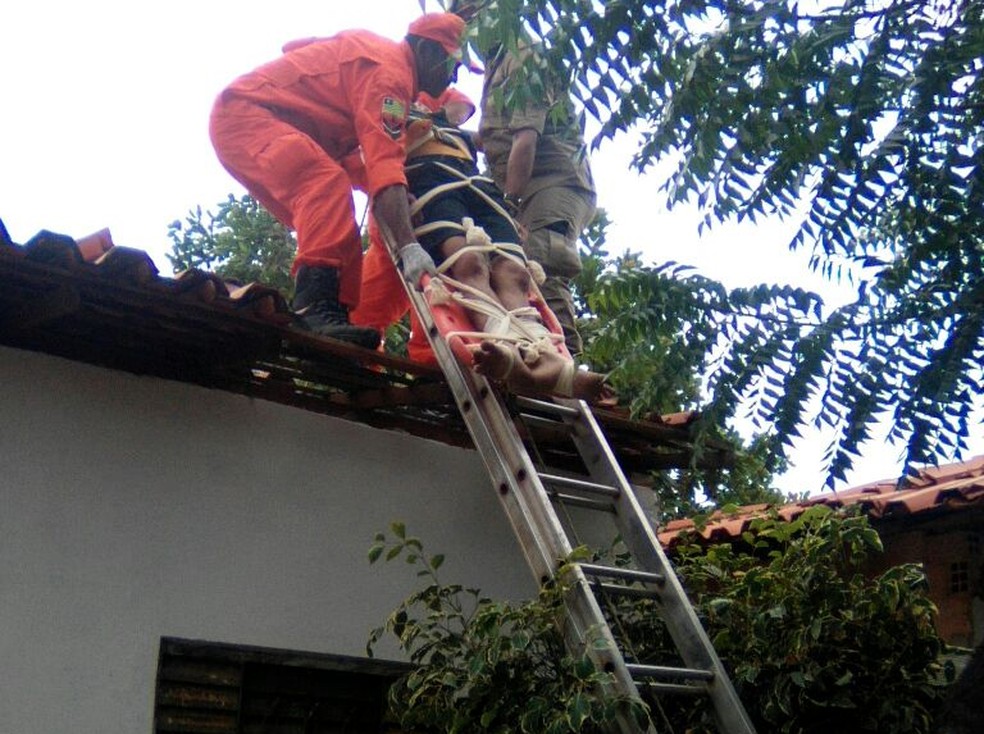 Homem teve de ser retirado por Bombeiros após ser baleado (Foto: Polícia Militar do Piauí)