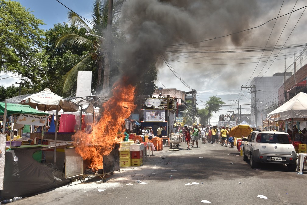 Carrinho de ambulante pega fogo na Mudança do Garcia, em Salvador — Foto: Max Haack/Ag. Haack