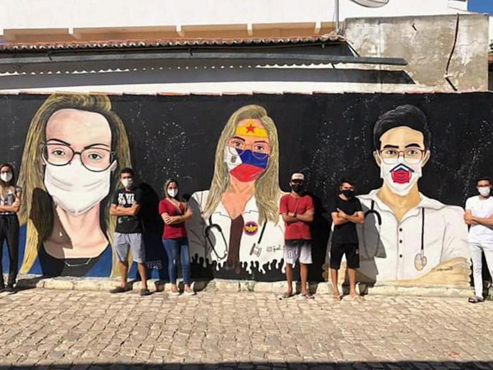 Artistas fazem mural para homenagear profissionais da saúde que atuam contra a Covid-19 em Rodolfo Fernandes — Foto: Cedida