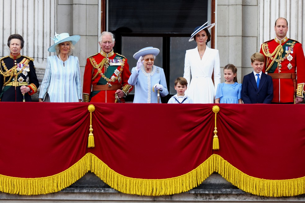 Membros da família real fazem aparição em famosa varanda durante abertura das comemorações do Jubileu de Platina da rainha, em 2 de junho de 2022.  — Foto: Hannah McKay/REUTERS