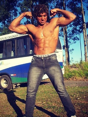 Isaquias Queiroz exibe o físico na internet (Foto: Reprodução/Instagram)