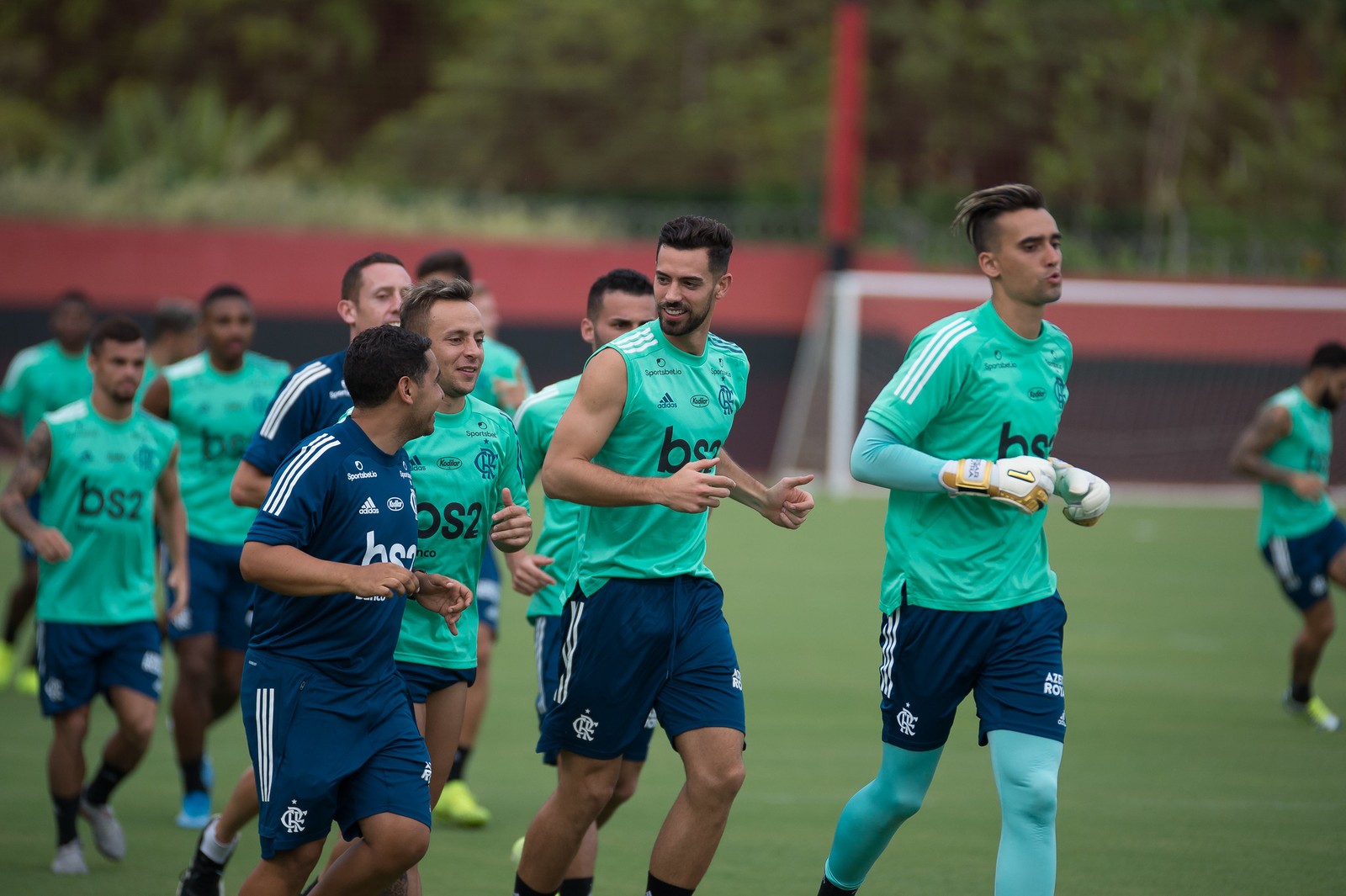 Pablo Marí fecha com o Arsenal, e Flamengo acerta contratação de Léo Pereira, do Athletico
