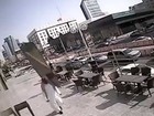 Vídeo mostra pedestre escapando de acidente incrível na Arábia Saudita