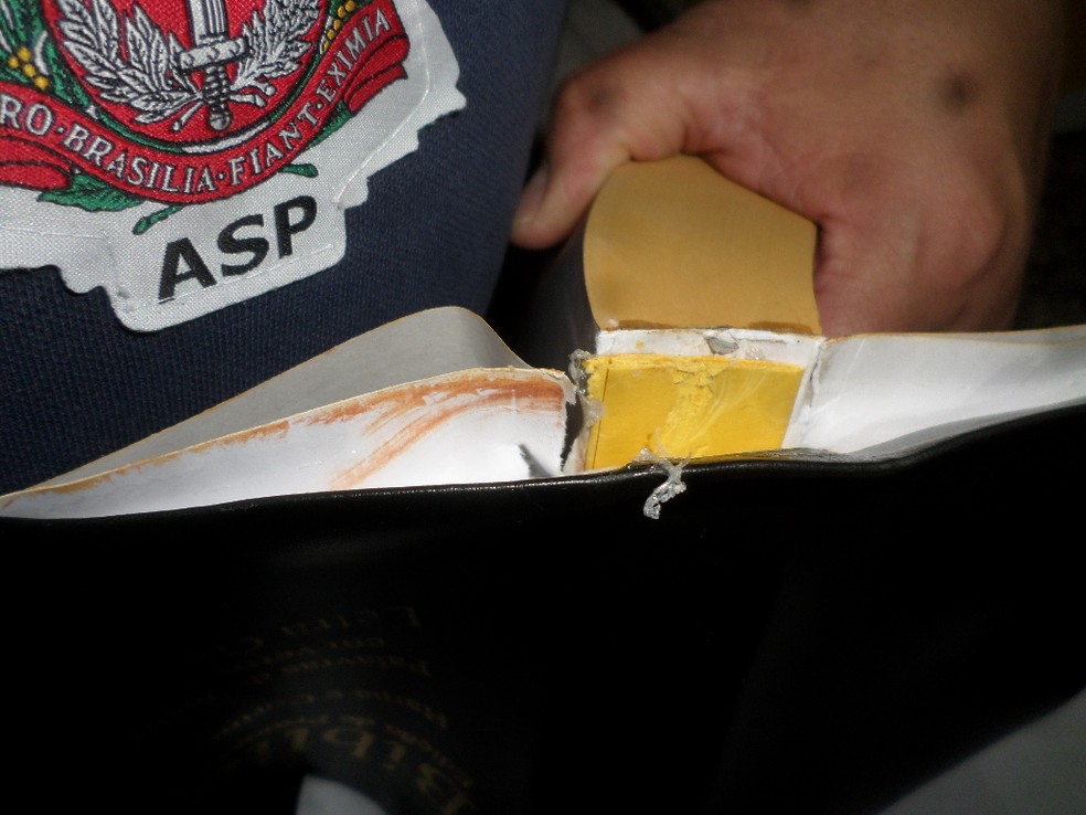 Agentes penitenciários encontraram papeis com a droga sintética K4 escondidos dentro de exemplares da Bíblia enviados a presos em Pacaembu (SP) — Foto: SAP