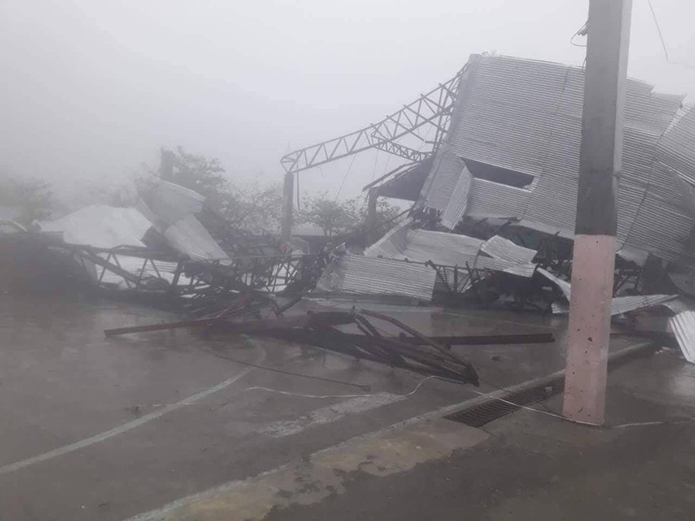 Tufão Mangkhut deixou edifícios destruídos em sua passagem pelas Filipinas — Foto: Philippine Red Cross/via Reuters