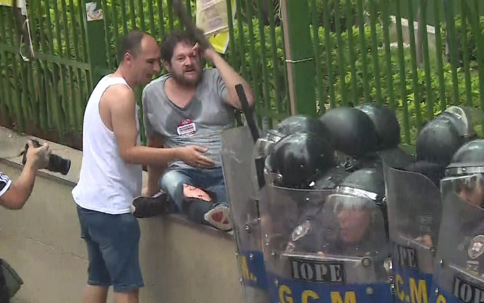 Manifestante ferido em protesto contra a Reforma da Previdência Municipal, em SP — Foto: Reprodução/TV Globo