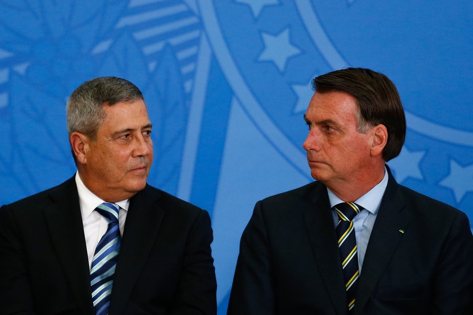 O presidente Jair Bolsonaro e o ex-ministro Braga Netto, no Palácio do Planalto