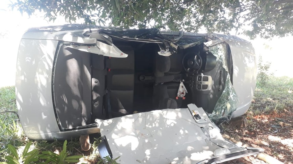 Uma das vítimas ficou presa às ferragens e bombeiros precisaram cortar a lateria para fazer o resgate — Foto: Mais Tupã/Divulgação