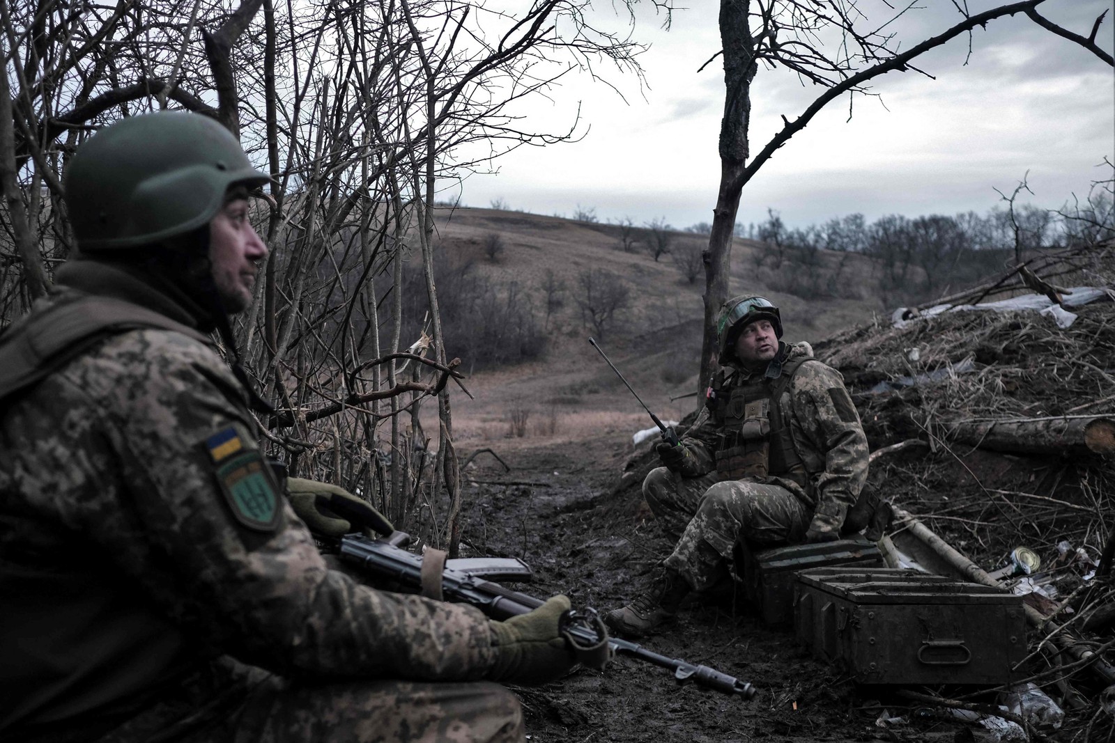 Soldados do Exército Voluntário Ucraniano mantêm suas posições na linha de frente perto de Bakhmut, região de Donetsk — Foto: Sergey SHESTAK / AFP
