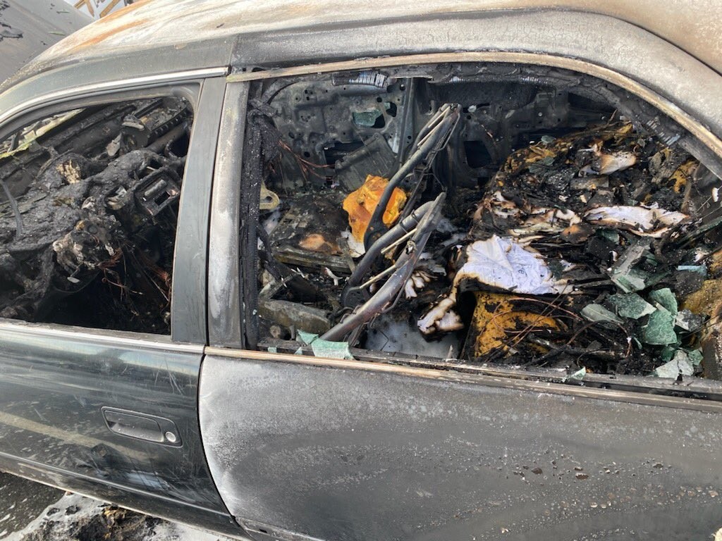 Motorista acende cigarro depois de passar álcool em gel nas mãos e carro pega fogo (Foto: Reprodução/Twitter) Motorista acende cigarro depois de passar álcool em gel nas mãos e carro pega fogo (Foto: Reprodução/Twitter)