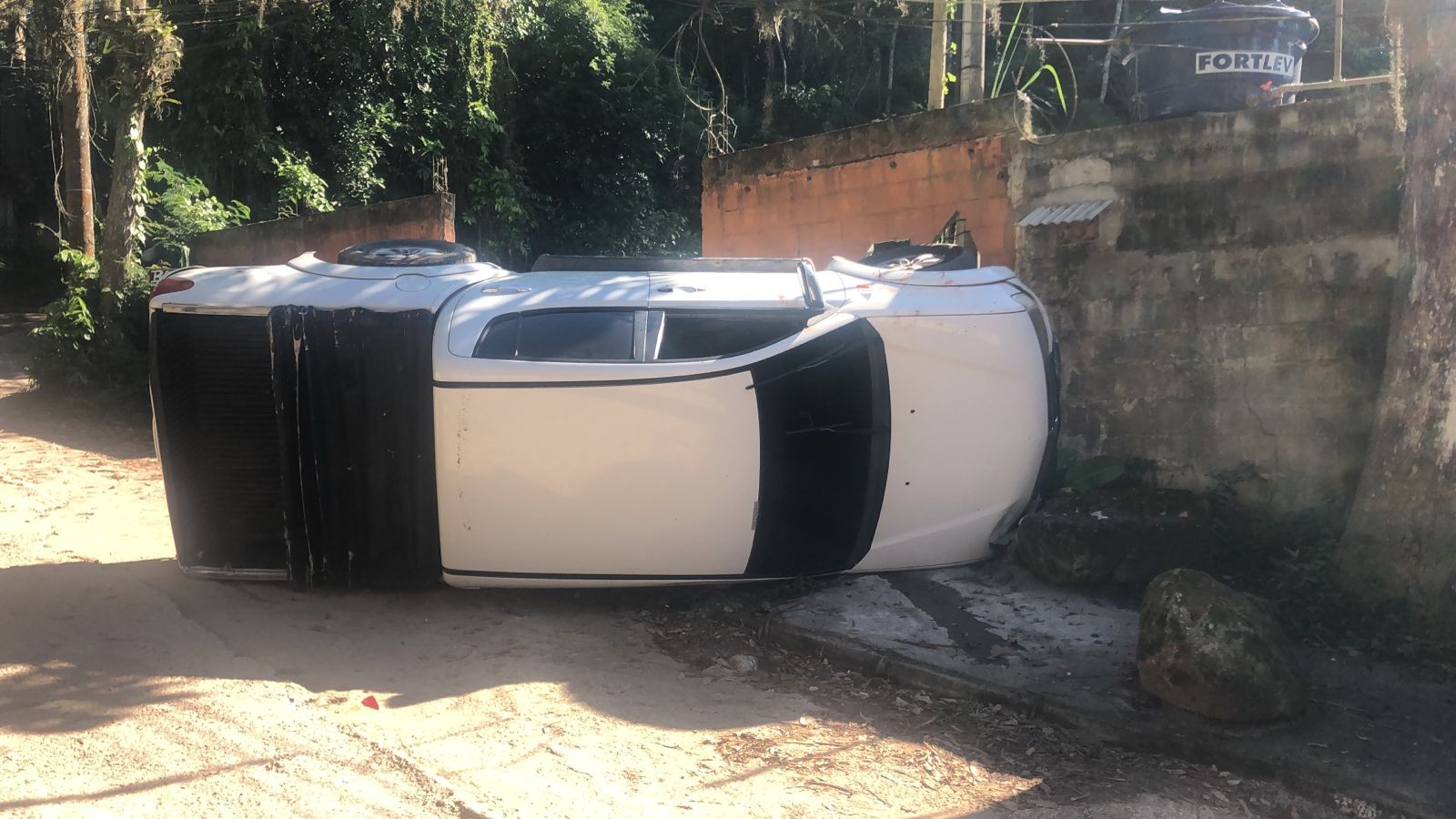 Mulher é achada morta dentro de carro tombado, ao lado de casa, em Vargem Grande, Rio
