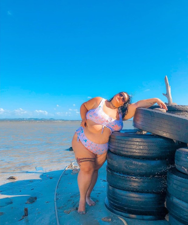 Thais Carla faz foto em praia (Foto: Reprodução Instagram)