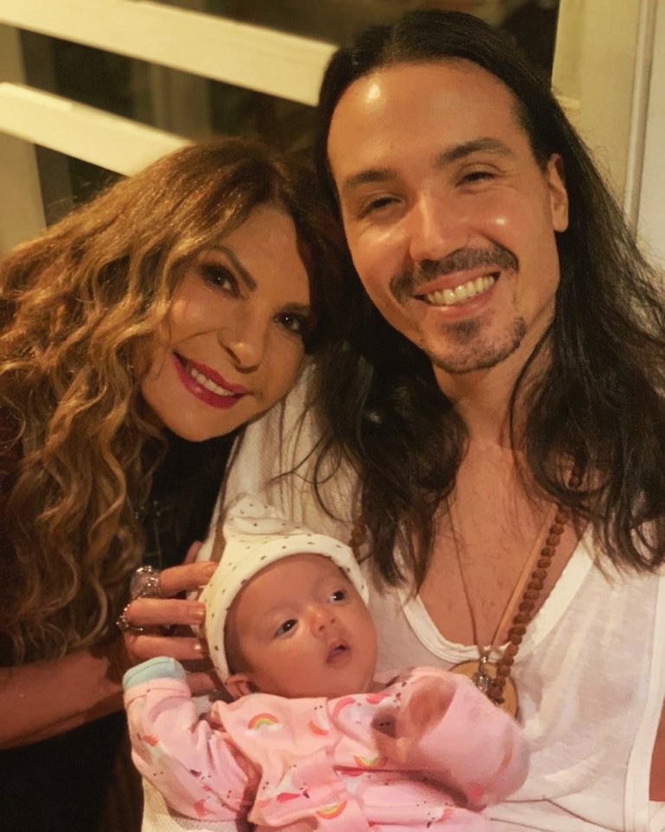 Elba Ramalho visita a neta e se emociona: "Família linda ...