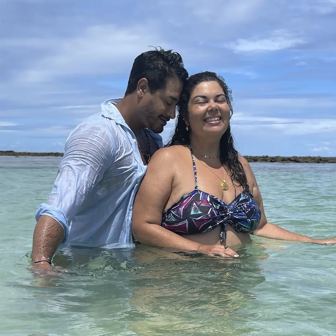 Fabiana Karla e Diogo Mello curtem momento romântico no mar (Foto: Reprodução: Instagram)