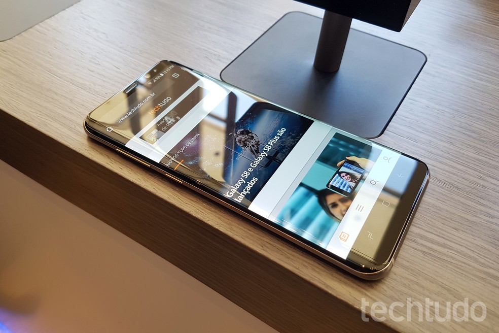 Bateria de apenas 3.000 mAh é um ponto fraco do Galaxy S8; no S8 Plus a capacidade é de 3.500 mAh — Foto: Thássius Veloso/TechTudo