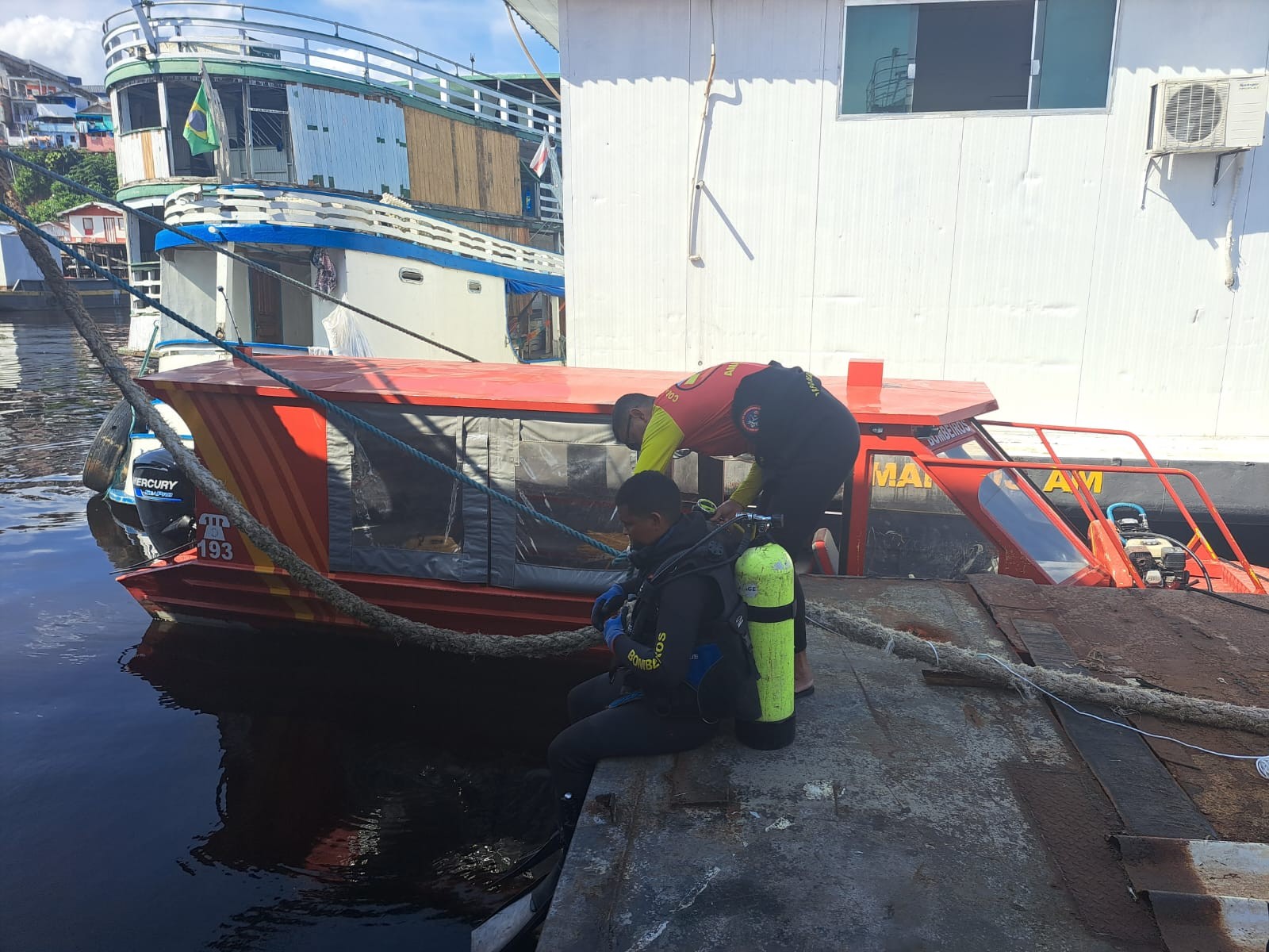 Homem cai de balsa e morre afogado no Rio Negro, em Manaus