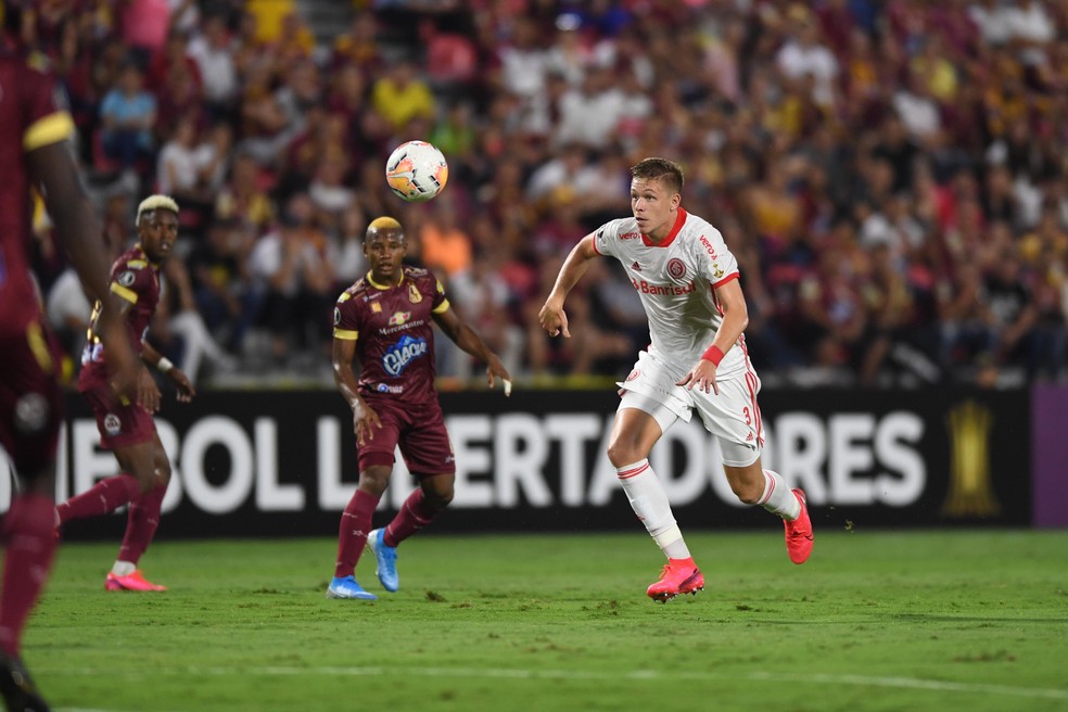 Bruno Fuchs faz dupla de zaga com Victor Cuesta contra o Tolima — Foto: Ricardo Duarte/DVG/Inter