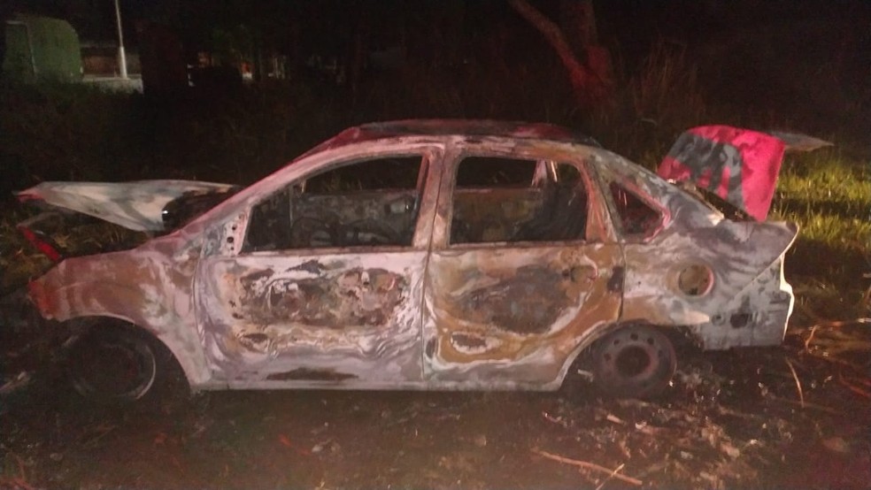 Dupla montada a cavalo queima carro de homem após discussão em Marília  — Foto: Arquivo Pessoal 