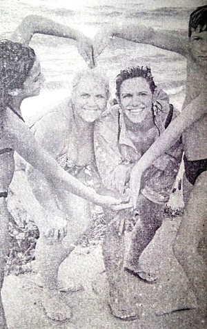 Dona Itália, com a filha Fabiana Caggiano, em uma praia de Natal; ‘Um dia antes dela ser morta’, disse a mãe  (Foto: Itália Caggiano/Arquivo Pessoal)