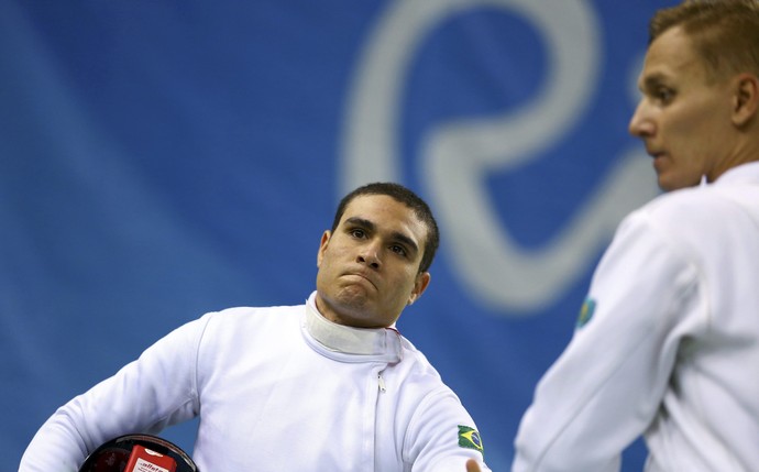 Brasileiro Felipe Nascimento duela na esgrima (Foto: Reuters)