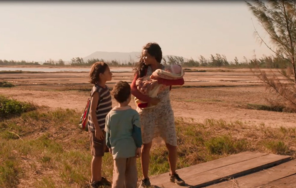 Em 'Amor de Mãe', Lurdes (Lucy Alves) decide ir para o Rio de Janeiro atrás de um de seus filhos que foi vendido — Foto: Globo