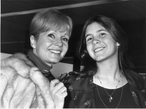 As atrizes Debbie Reynolds e Carrie Fisher, mãe e filha em foto de 1972 (Foto: Getty Images)