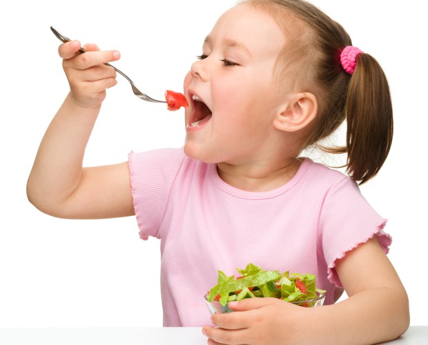 Menina come salada (Foto: Thinkstock)