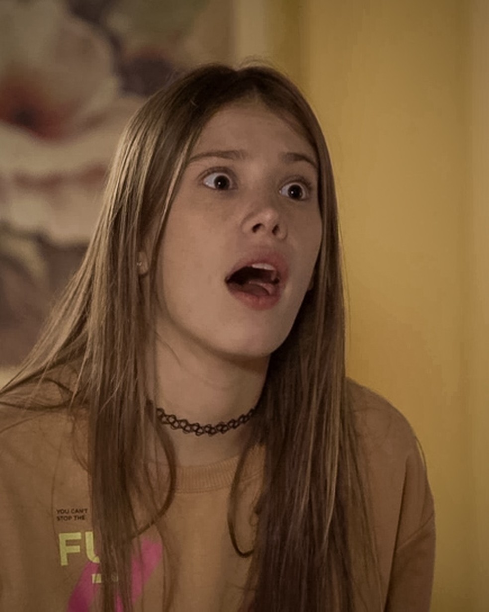 Anjinha (Caroline Dallarosa) reclama do pai, em 'Malhação - Toda Forma de Amar' — Foto: Globo
