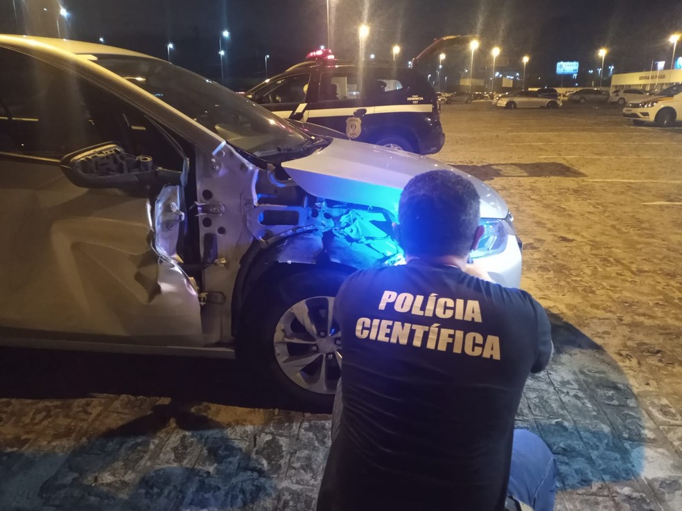 Caso Adriano Fidelis: perícia em carro na Central de Polícia de João Pessoa — Foto: Phelipe Caldas/g1