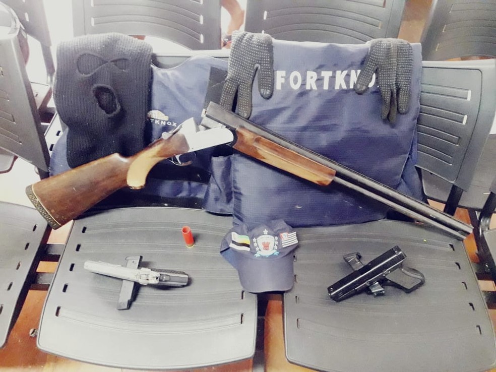 Pistola e simulacros de revÃ³lver foram apreendidos em Itapetininga â€” Foto: DivulgaÃ§Ã£o/GCM