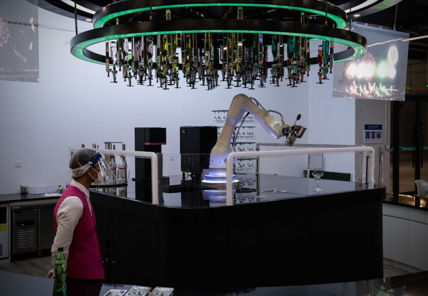 Robô que prepara coquetéis é uma das inovações disponíveis no centro de mídia das Vila Olímpica (Foto: Carl Court/Getty Images)