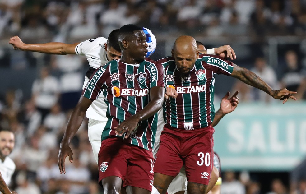 Luiz Henrique e Felipe Melo em Olimpia x Fluminense pela Libertadores � Foto: Nathalia Aguilar/EFE