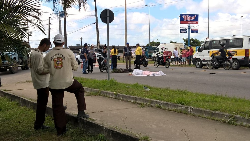Equipes do Instituto de Criminalística fizeram a perícia no corpo (Foto: Waldson Costa/G1)