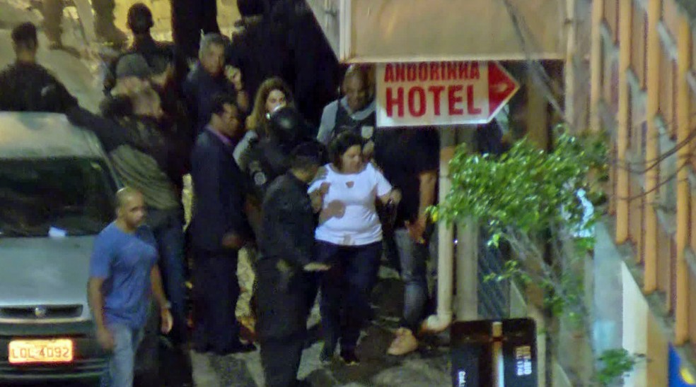 Mulher que estava como refém deixa bar por volta das 20h  — Foto: Reprodução/TV Globo