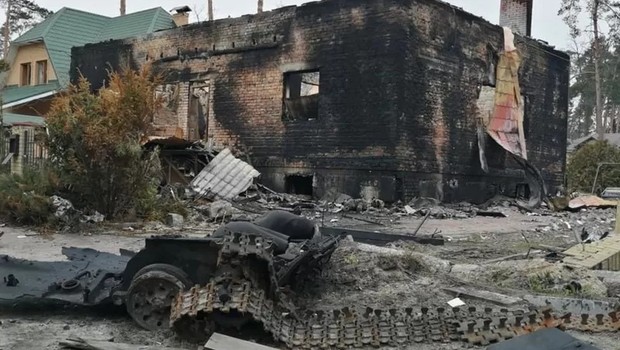 Muitas residências em Irpin foram tomadas pelas forças russas de ocupação e simplesmente destruídas (Foto: BBC)