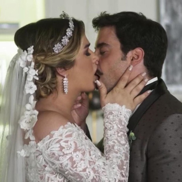 Britney (Glamour Garcia) e Abel (Pedro Carvalho) se beijam em A Dona do Pedaço (Foto: TV Globo/Divulgação)