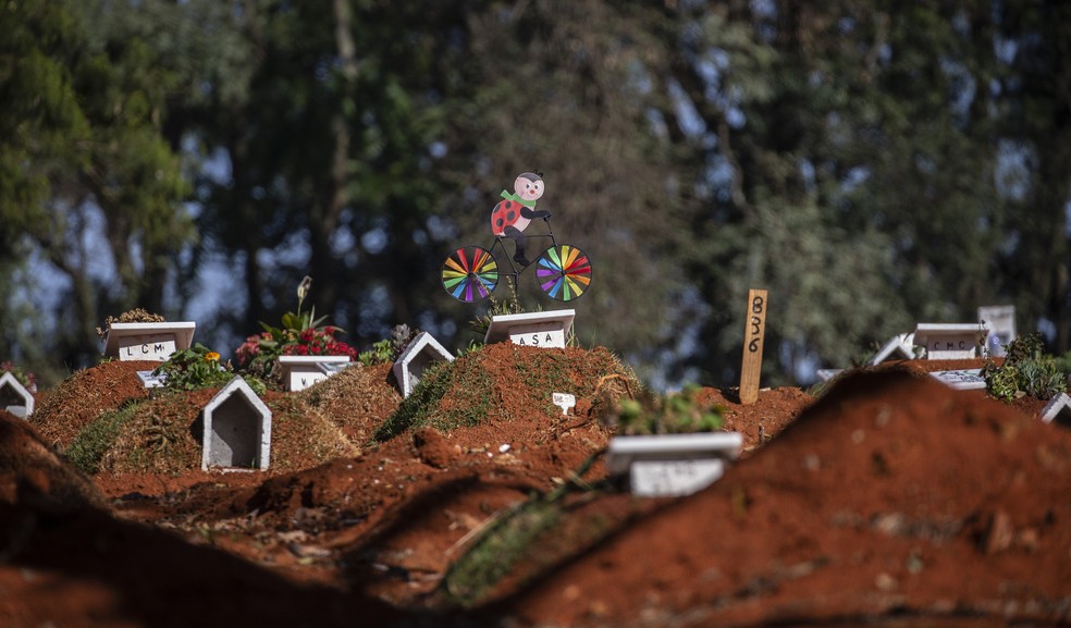 Cemitério da Vila Formosa, na Zona Leste de São Paulo neste sábado (5). — Foto: Paulo Lopes/Estadão Conteúdo